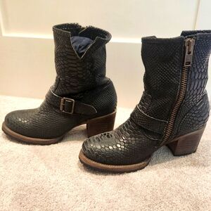 Freebird Carlito Black Snake Textured Boots